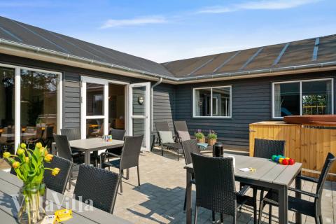 Genießen Sie einen Grillabend auf der Terrasse des Luxusferienhauses Nr. 440 in Nordjütland