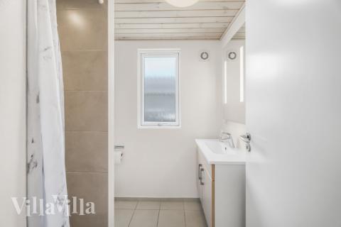 Eines der Badezimmer im Luxusferienhaus Nr. 440