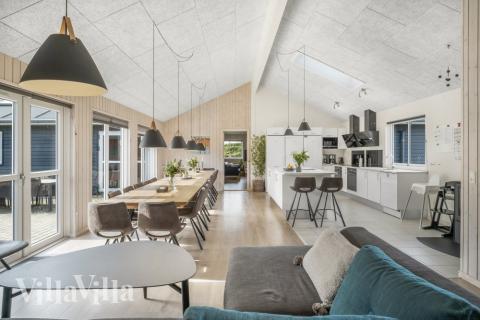 Der große, lichtdurchflutete Aufenthaltsraum im Luxusferienhaus Nr. 440 für 24.