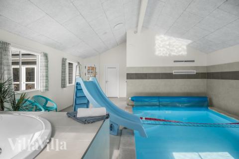 Das Ferienhaus 440 hat einen schicken Poolbereich mit Wasserrutsche, einem geräumigen, eingelassenen Whirlpool und einer Sauna.