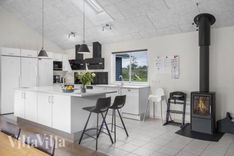 Die Küche in dem Luxusferienhaus Nr. 440 ist so gut ausgestattet, dass man problemlos Mahlzeiten für 24 Personen zubereiten kann.