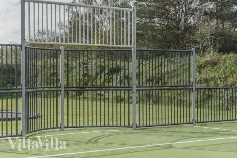 Zu dem attraktiven Ferienhaus Nr. 440 in Nordjütland gehört auch ein tolles Angebot im Außenbereich, z. B. Spieleturm und Schaukeln