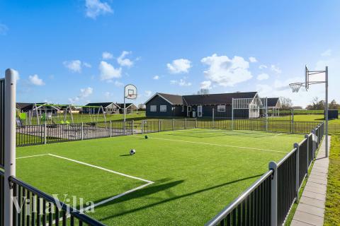 Zu dem attraktiven Ferienhaus Nr. 428 in Fünen und seine Inseln gehört auch ein tolles Angebot im Außenbereich, z. B. Spieleturm und Schaukeln