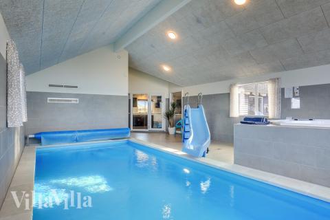 Das Ferienhaus 428 hat einen schicken Poolbereich mit Wasserrutsche, einem geräumigen, eingelassenen Whirlpool und einer Sauna.