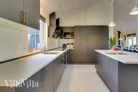 Die Küche in dem Luxusferienhaus Nr. 428 ist so gut ausgestattet, dass man problemlos Mahlzeiten für 30 Personen zubereiten kann.