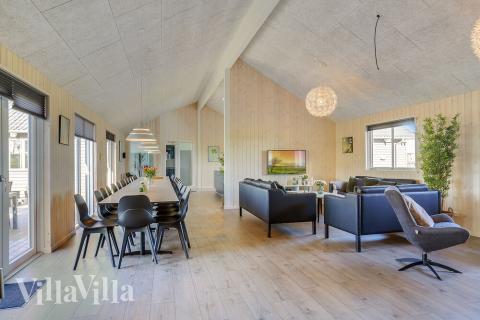 Der große, lichtdurchflutete Aufenthaltsraum im Luxusferienhaus Nr. 428 für 30.