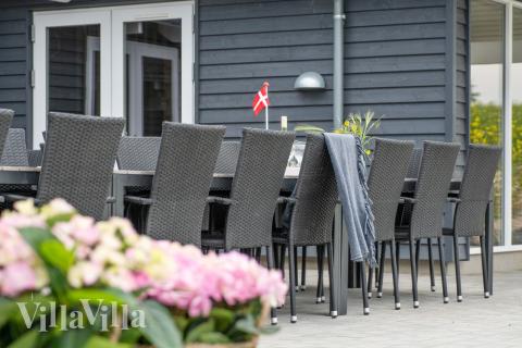 Genießen Sie einen Grillabend auf der Terrasse des Luxusferienhauses Nr. 428 in Fünen und seine Inseln
