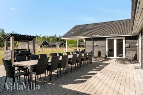 Auf der Terrasse des Ferienhauses Nr. 436 ist Platz für 30 Personen.