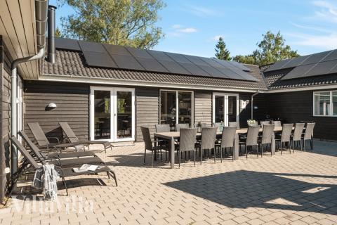 Genießen Sie einen Grillabend auf der Terrasse des Luxusferienhauses Nr. 436 in Nordseeland