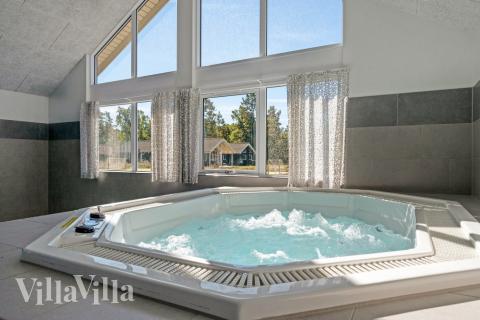 Genießen Sie den warmen Whirlpool im Luxusferienhaus Nr. 436 in Nordseeland