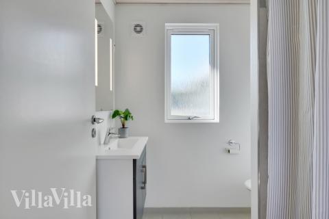 Eines der Badezimmer im Luxusferienhaus Nr. 436