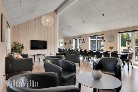 Die Couch im Luxusferienhaus Nr. 436 in Nordseeland lädt zu Gesellschaftsspielen oder zu Kinoabenden ein.