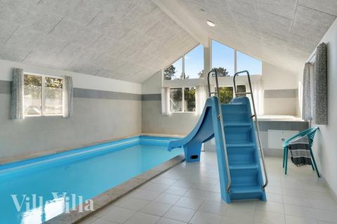 Das Ferienhaus 436 hat einen schicken Poolbereich mit Wasserrutsche, einem geräumigen, eingelassenen Whirlpool und einer Sauna.