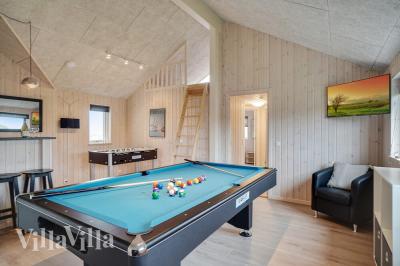 Neben den vielen schönen Stunden, die man im Poolbereich des Hauses verbringen kann, bietet das Luxusferienhaus 719 auch Spielevergnügen bei Billard/Tischtennis und Darts
