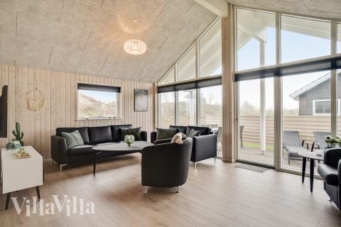 Der große, lichtdurchflutete Aufenthaltsraum im Luxusferienhaus Nr. 719 für 10.