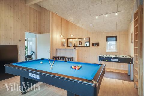 Neben den vielen schönen Stunden, die man im Poolbereich des Hauses verbringen kann, bietet das Luxusferienhaus 725 auch Spielevergnügen bei Billard/Tischtennis und Darts