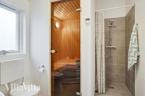 Eines der Badezimmer im Luxusferienhaus Nr. 725