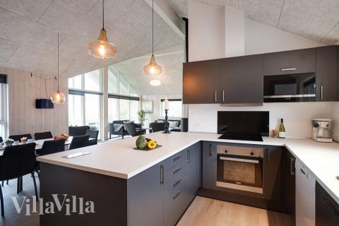 Die Küche in dem Luxusferienhaus Nr. 724 ist so gut ausgestattet, dass man problemlos Mahlzeiten für 10 Personen zubereiten kann.