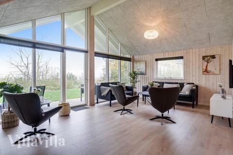 Der große, lichtdurchflutete Aufenthaltsraum im Luxusferienhaus Nr. 724 für 10.