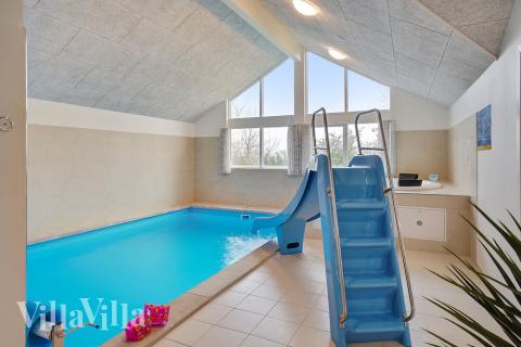 Das Ferienhaus 721 hat einen schicken Poolbereich mit Wasserrutsche, einem geräumigen, eingelassenen Whirlpool und einer Sauna.