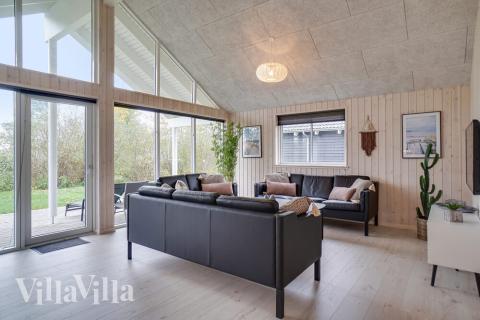 Der große, lichtdurchflutete Aufenthaltsraum im Luxusferienhaus Nr. 721 für 18.