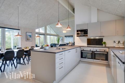 Die Küche in dem Luxusferienhaus Nr. 721 ist so gut ausgestattet, dass man problemlos Mahlzeiten für 18 Personen zubereiten kann.