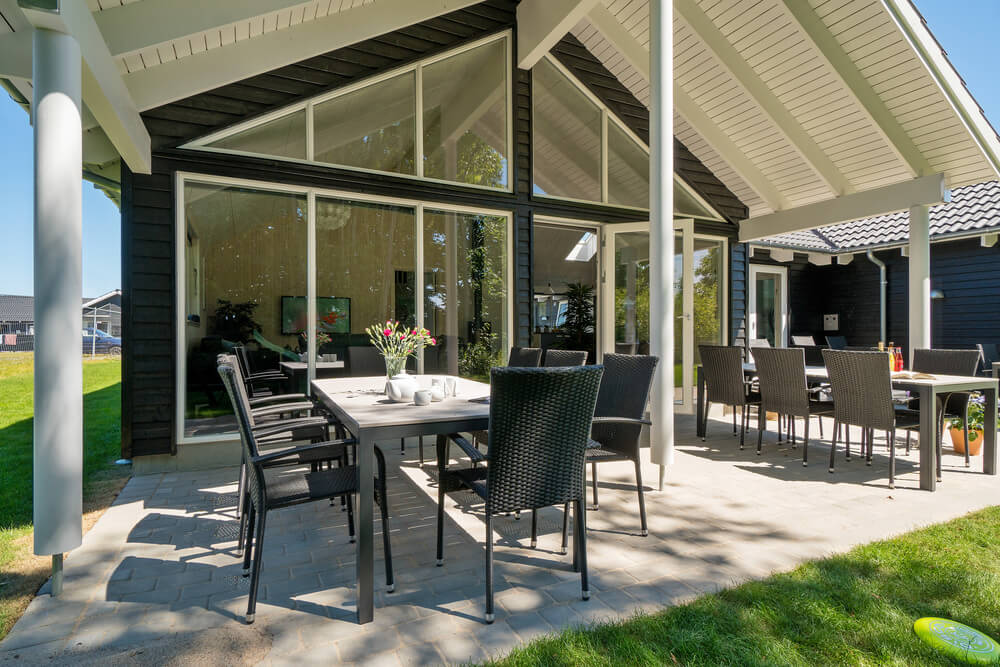 Genießen Sie einen Grillabend auf der Terrasse des Luxusferienhauses Nr. 720 in Deutschland