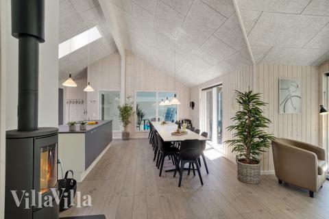 Der große, lichtdurchflutete Aufenthaltsraum im Luxusferienhaus Nr. 720 für 18.