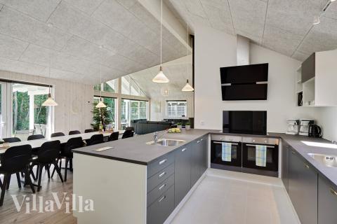 Die Küche in dem Luxusferienhaus Nr. 720 ist so gut ausgestattet, dass man problemlos Mahlzeiten für 18 Personen zubereiten kann.