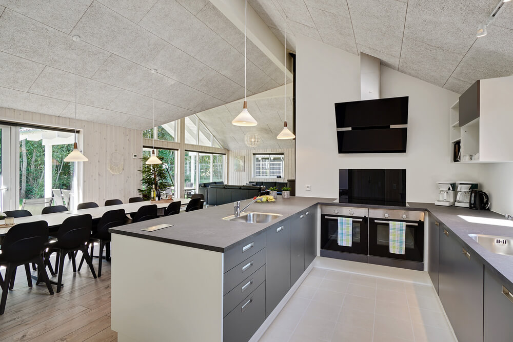 Die Küche in dem Luxusferienhaus Nr. 720 ist so gut ausgestattet, dass man problemlos Mahlzeiten für 18 Personen zubereiten kann.