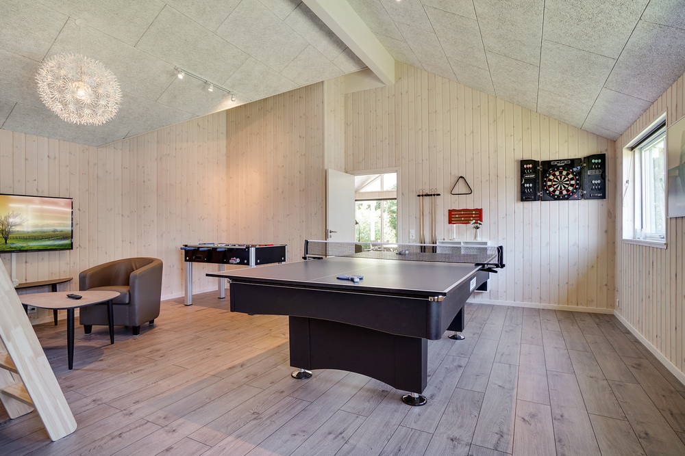 Das Luxusferienhaus 720 für 18 Personen hat einen großen Aktivitätsraum mit u. a. Billard und Darts