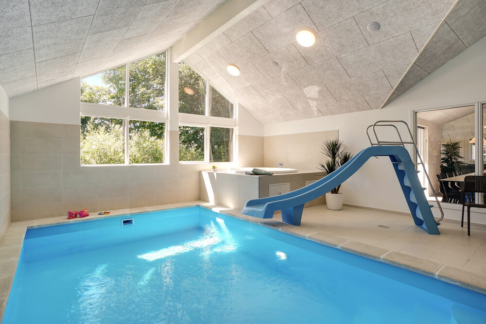Das Ferienhaus 720 hat einen schicken Poolbereich mit Wasserrutsche, einem geräumigen, eingelassenen Whirlpool und einer Sauna.