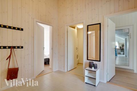 Der geräumige Eingangsbereich im Luxusferienhaus Nr. 442 in Ostjütland