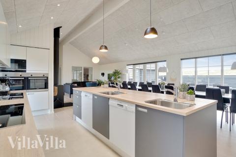 Gut ausgestattete Küche im Luxusferienhaus Nr. 442 in Ostjütland.