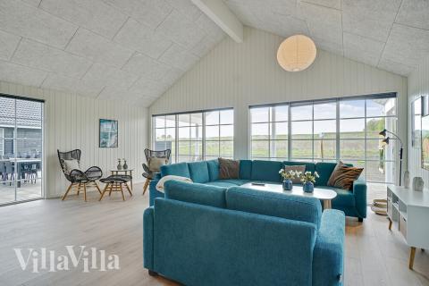 Der große, lichtdurchflutete Aufenthaltsraum im Luxusferienhaus Nr. 442 für 26.