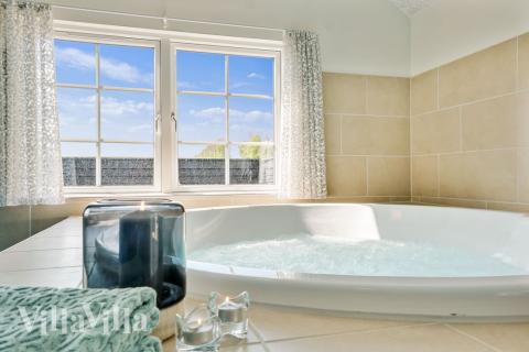 Genießen Sie den warmen Whirlpool im Luxusferienhaus Nr. 442 in Ostjütland