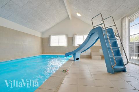 Das Ferienhaus 442 hat einen schicken Poolbereich mit Wasserrutsche, einem geräumigen, eingelassenen Whirlpool und einer Sauna.