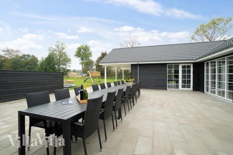 Genießen Sie einen Grillabend auf der Terrasse des Luxusferienhauses Nr. 442 in Ostjütland