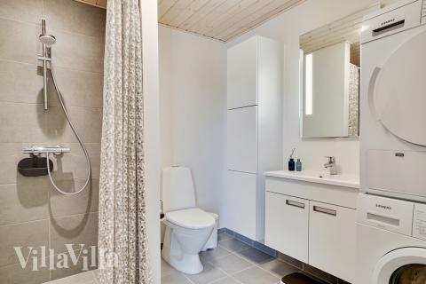 Eines der Badezimmer im Luxusferienhaus Nr. 448