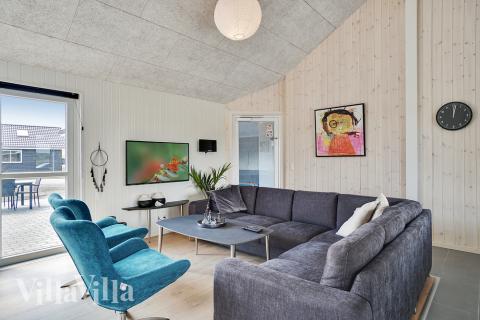 Der große, lichtdurchflutete Aufenthaltsraum im Luxusferienhaus Nr. 448 für 24.