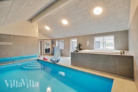 Das Ferienhaus 448 hat einen schicken Poolbereich mit Wasserrutsche, einem geräumigen, eingelassenen Whirlpool und einer Sauna.