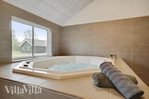 Genießen Sie den warmen Whirlpool im Luxusferienhaus Nr. 448 in Ostjütland