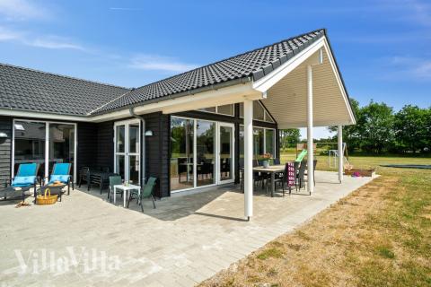 Genießen Sie einen Grillabend auf der Terrasse des Luxusferienhauses Nr. 448 in Ostjütland