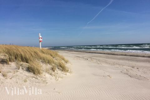 Der Strand in der Nähe von Luxusferienhaus Nr. 448 in Ostjütland lädt zum Spazierengehen ein.