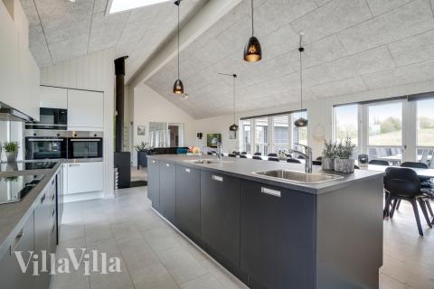 Die Küche in dem Luxusferienhaus Nr. 441 ist so gut ausgestattet, dass man problemlos Mahlzeiten für 26 Personen zubereiten kann.