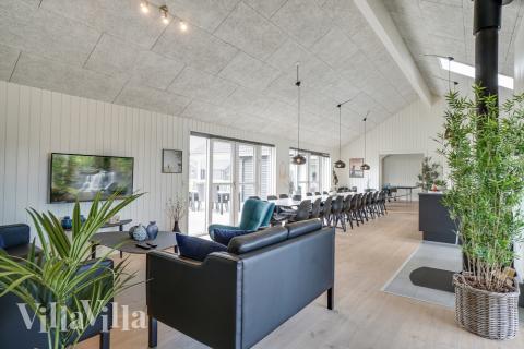 Der große, lichtdurchflutete Aufenthaltsraum im Luxusferienhaus Nr. 441 für 26.