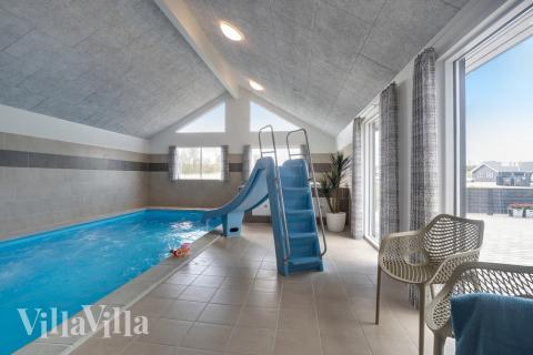 Das Ferienhaus 441 hat einen schicken Poolbereich mit Wasserrutsche, einem geräumigen, eingelassenen Whirlpool und einer Sauna.