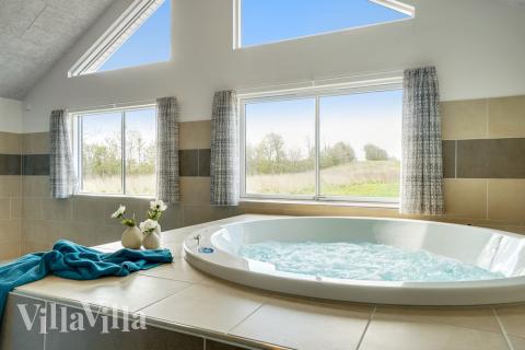 Genießen Sie den warmen Whirlpool im Luxusferienhaus Nr. 441 in Ostjütland
