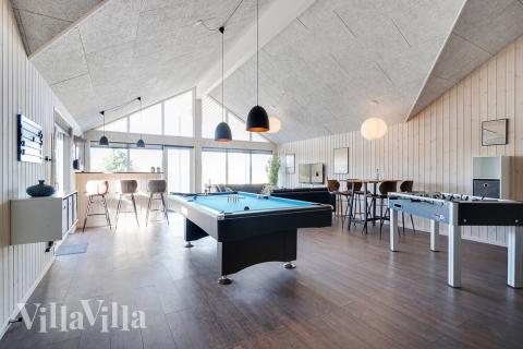 Das Luxusferienhaus 446 für 30 Personen hat einen großen Aktivitätsraum mit u. a. Billard und Darts