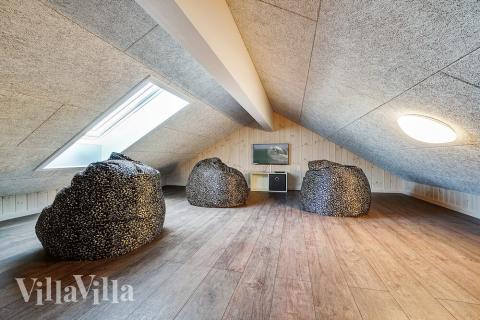 Einige der 30 Schlafgelegenheiten befinden sich im Luxusferienhaus Nr. 446 auf dem ausgebauten Dachboden